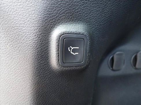 Used 2019 Jeep Cherokee Limited w/ Trailer Tow Group AWD/4WD image 7