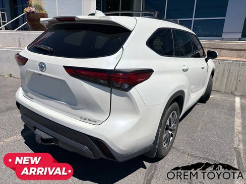 Used 2021 Toyota Highlander XLE AWD/4WD image 4