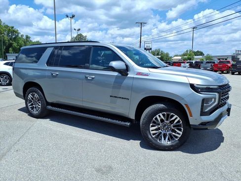 Used 2025 Chevrolet Suburban Z71 AWD/4WD image 2