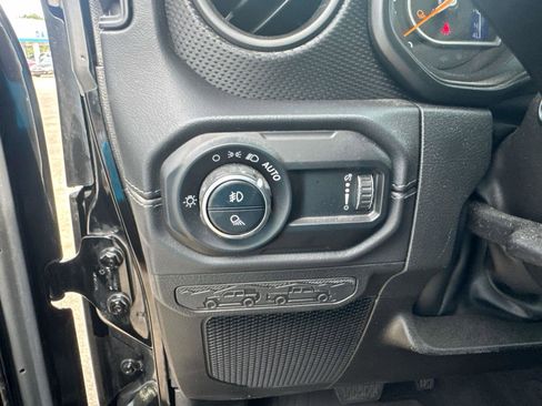 Used 2024 Jeep Gladiator Mojave w/ Technology Group image 20