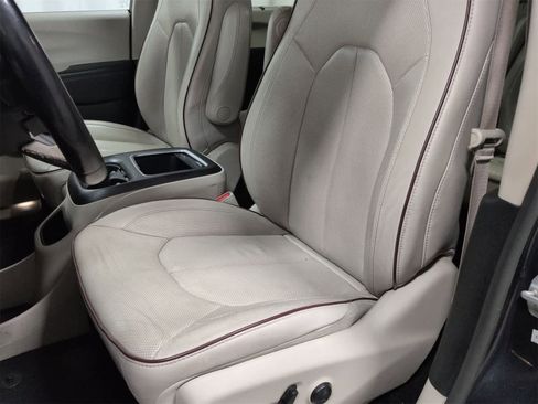 Certified 2020 Chrysler Pacifica Limited image 17