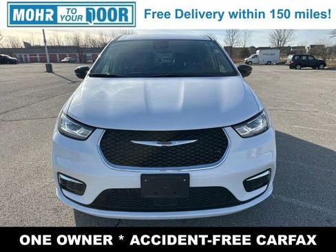 Used 2024 Chrysler Pacifica Touring-L image 2