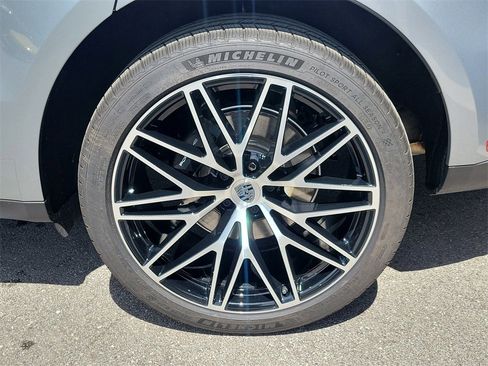 Used 2025 Porsche Macan image 12