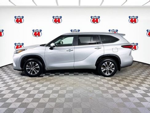 Used 2023 Toyota Highlander XLE AWD/4WD image 5