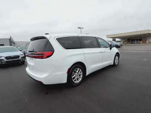 Used 2024 Chrysler Pacifica Touring-L FWD image 8
