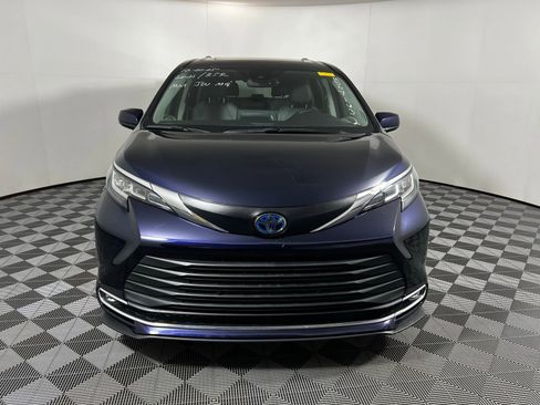 Used 2021 Toyota Sienna XLE image 2