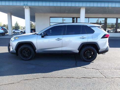 Used 2019 Toyota RAV4 LE image 2