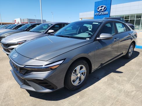 New 2026 Hyundai Elantra SE FWD image 1