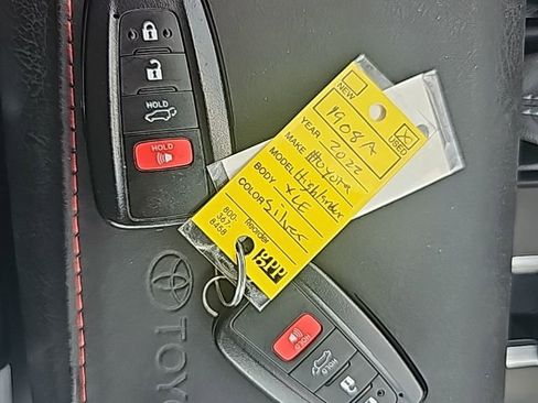 Used 2022 Toyota Highlander XLE image 26