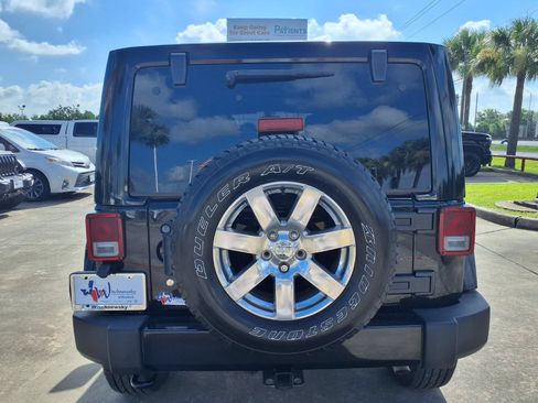 Used 2017 Jeep Wrangler Unlimited Sahara w/ Connectivity Group AWD/4WD image 6