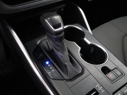 Used 2022 Toyota Highlander LE image 19