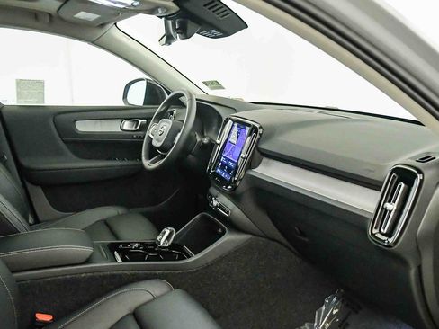 Certified 2025 Volvo XC40 B5 Plus w/ Protection Package Premier image 16