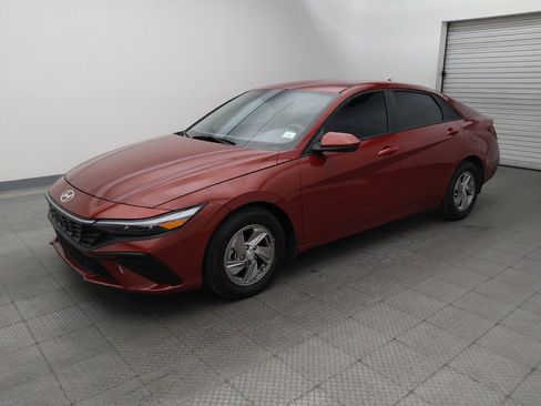 Used 2025 Hyundai Elantra SE FWD image 2