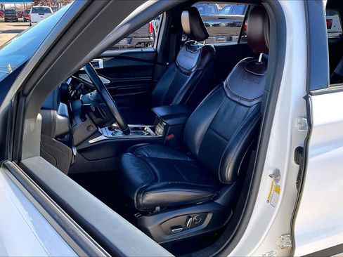 Used 2020 Ford Explorer Platinum w/ Premium Technology Package image 13
