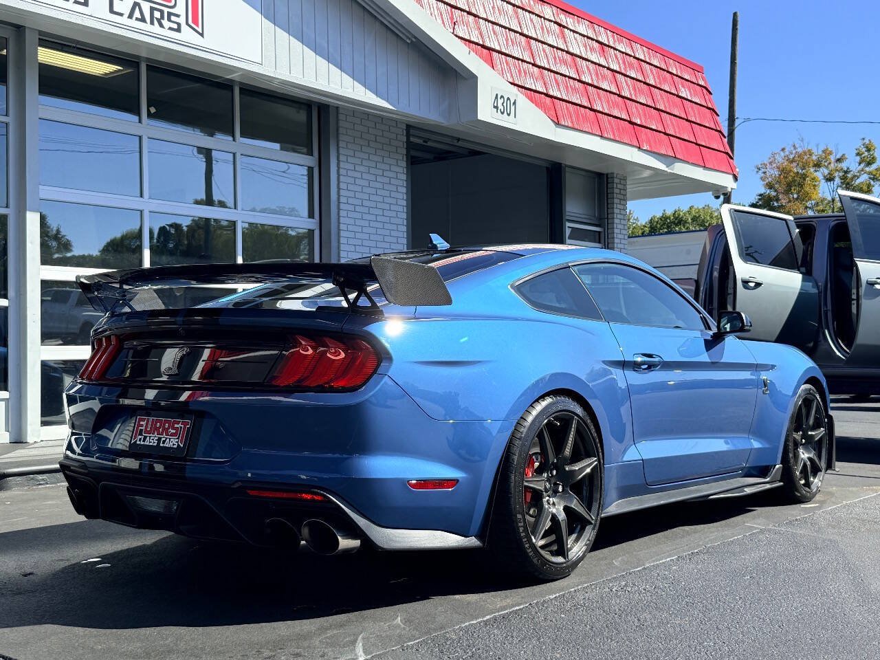 Used 2020 Ford Mustang Shelby GT500 w/ Carbon Fiber Track Pack RWD image 3