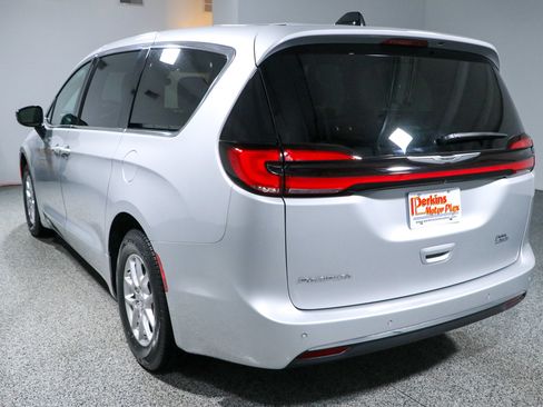 Used 2024 Chrysler Pacifica Touring-L FWD image 9