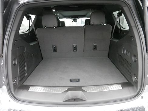 Used 2024 Chevrolet Suburban High Country image 18