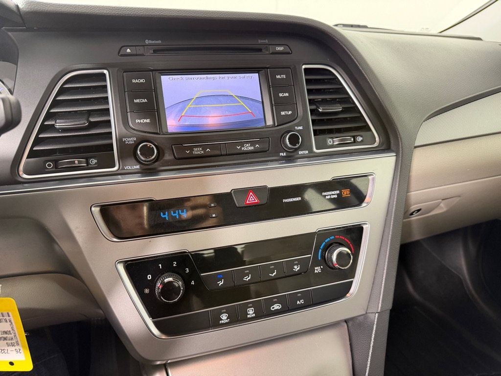 Used 2015 Hyundai Sonata SE w/ Option Group 09 FWD image 16