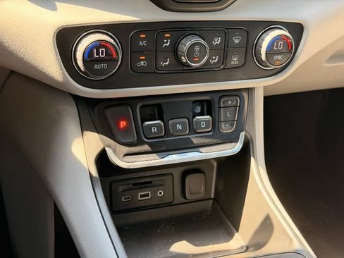 Used 2021 GMC Terrain SLT FWD image 29