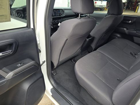 Used 2018 Toyota Tacoma TRD Off-Road image 30