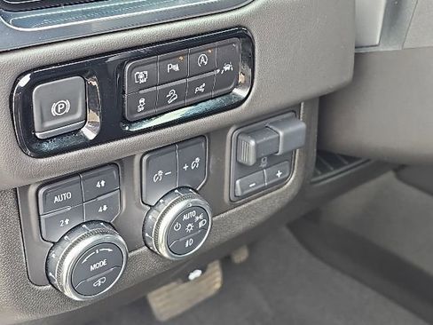 Used 2025 GMC Yukon Denali w/ Sun & Power Step Package AWD/4WD image 30