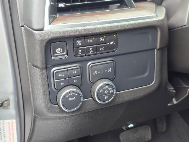 Used 2025 Chevrolet Suburban Z71 AWD/4WD image 26