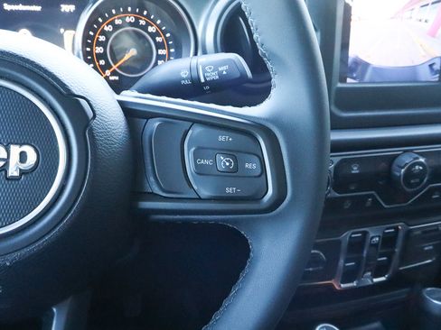 Used 2023 Jeep Gladiator Willys image 31