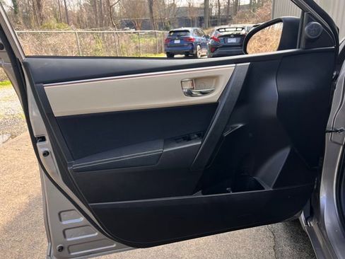 Used 2015 Toyota Corolla LE image 10