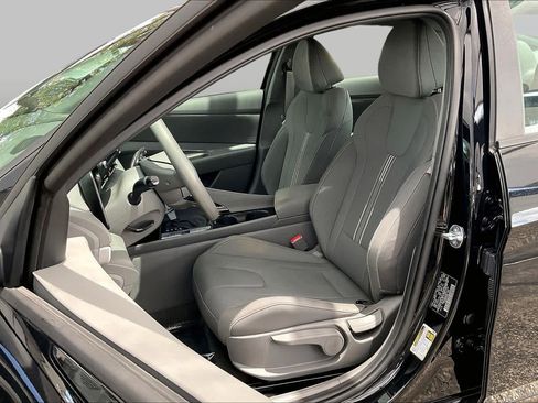 Used 2025 Hyundai Elantra Hybrid FWD image 8