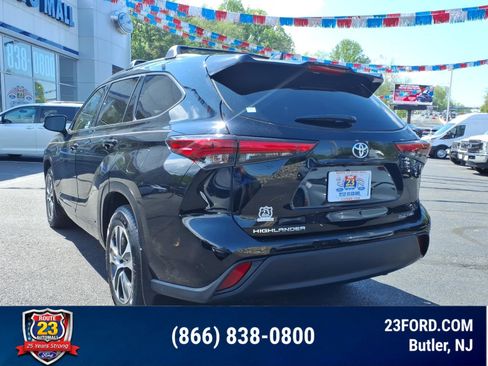 Used 2021 Toyota Highlander XLE AWD/4WD image 6