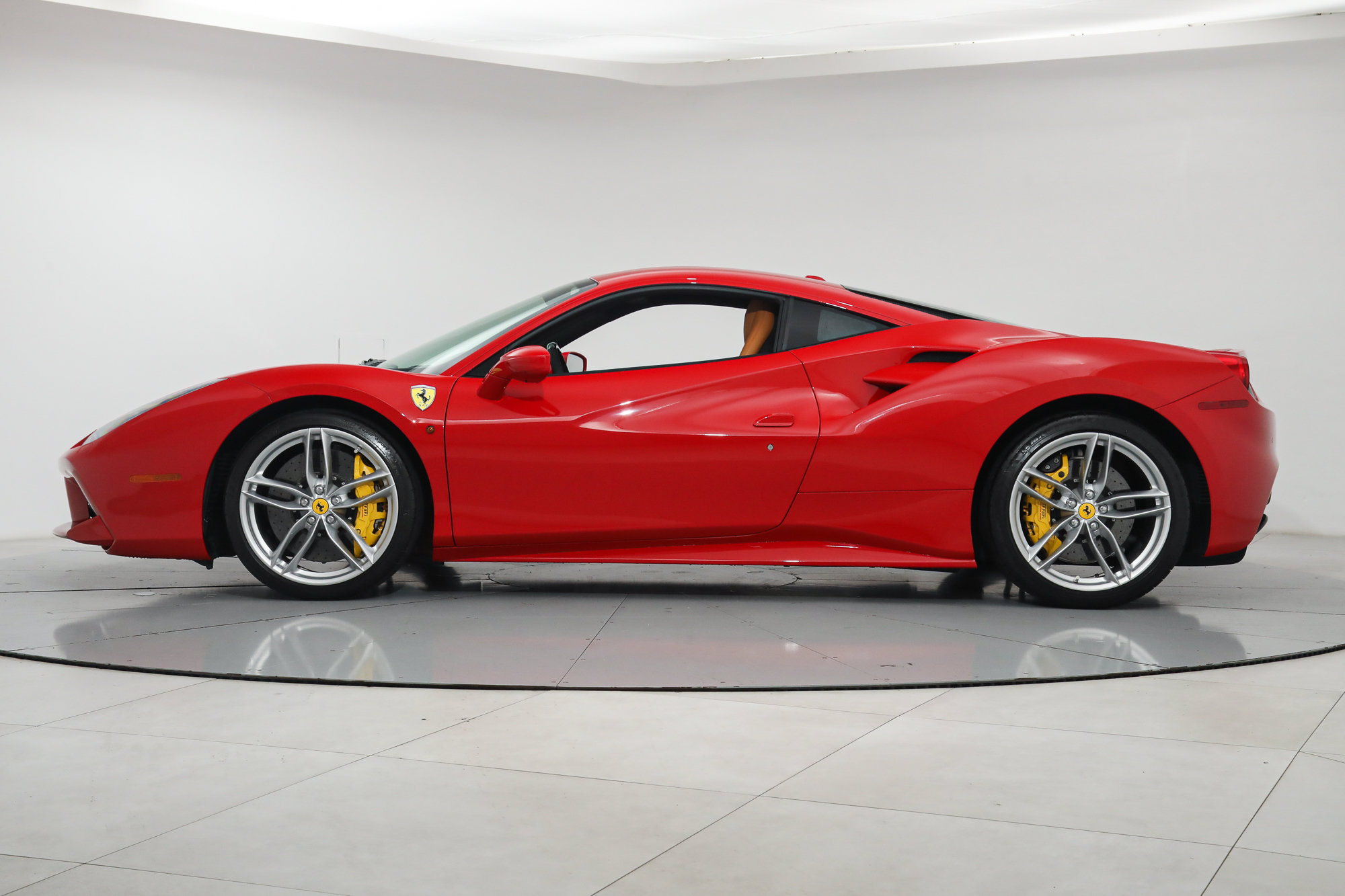 Used 2018 Ferrari 488 GTB RWD image 4