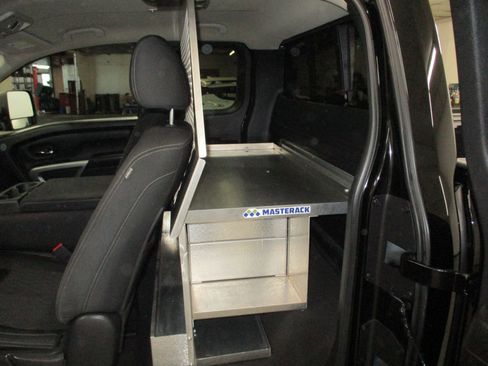 Used 2017 Nissan Titan SV image 29