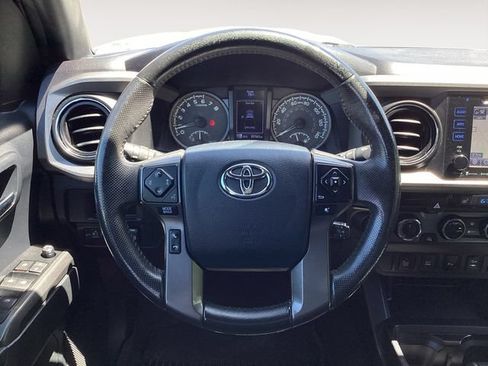 Used 2017 Toyota Tacoma TRD Off-Road AWD/4WD image 11