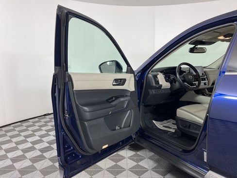 Used 2022 Nissan Pathfinder SL AWD/4WD image 13