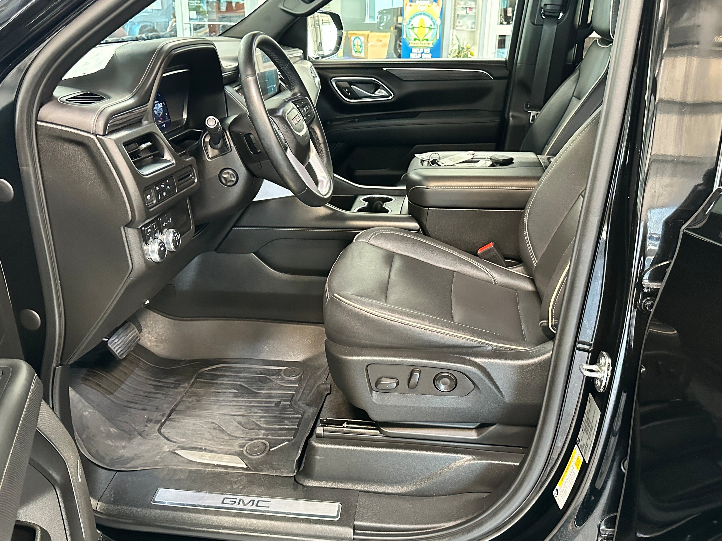 Used 2023 GMC Yukon XL SLT w/ SLT Premium Package AWD/4WD image 7