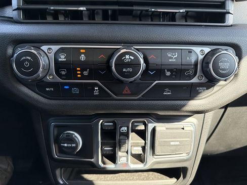 Used 2024 Jeep Wrangler Unlimited w/ Convenience Group image 27