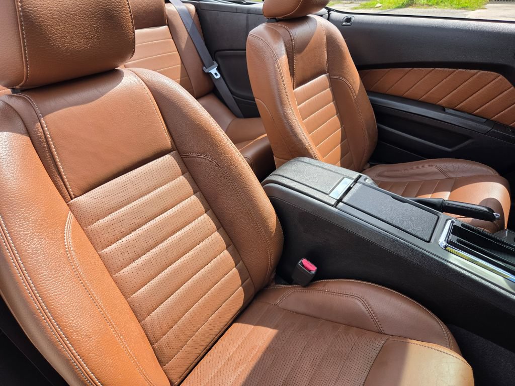 Used 2010 Ford Mustang Convertible RWD image 29