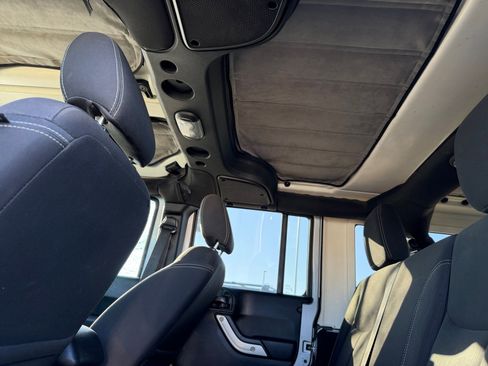 Used 2018 Jeep Wrangler Unlimited Sahara image 33