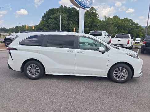 Used 2026 Toyota Sienna XLE FWD image 2
