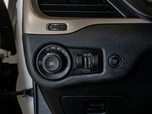 Used 2015 Jeep Cherokee Latitude w/ Comfort/Convenience Group FWD image 16
