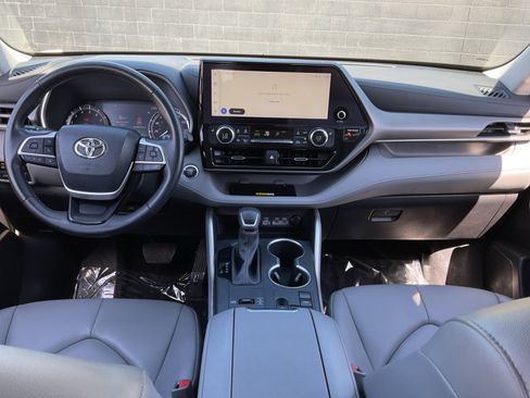 Used 2023 Toyota Highlander XLE FWD image 16
