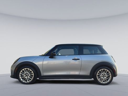 Used 2025 MINI Cooper 2-Door Hardtop image 8
