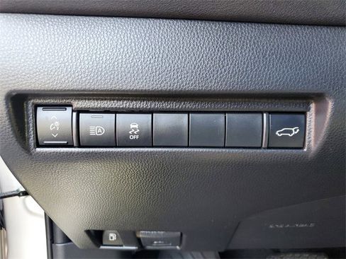 Used 2022 Toyota Venza LE image 28