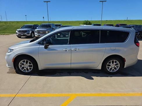 Used 2024 Chrysler Pacifica Touring-L FWD image 8