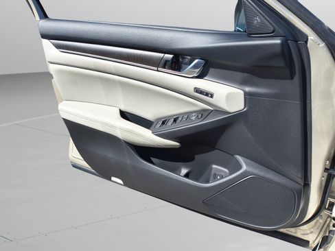 Used 2018 Honda Accord Touring image 21