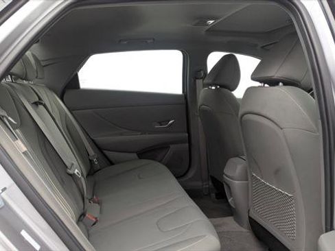 Used 2025 Hyundai Elantra SEL image 18