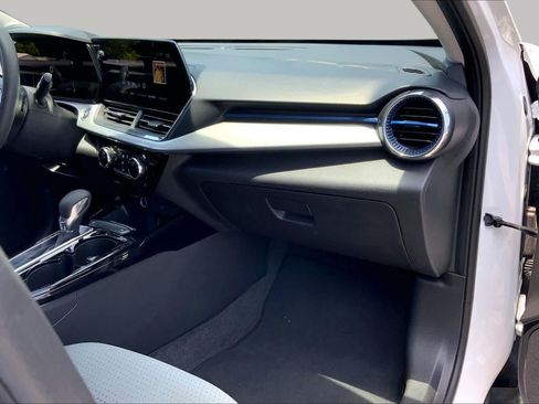 Used 2025 Chevrolet Trax LT FWD image 19