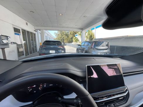 Used 2025 Jeep Compass Limited image 33