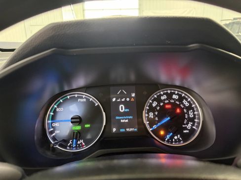 Used 2021 Toyota RAV4 LE image 10