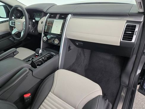 New 2026 Land Rover Discovery Limited Edition AWD/4WD image 18